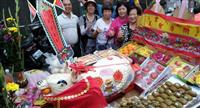 善信以麵線豬代替豬公，豐盛的鮮花果餅飲料祭拜好兄弟，響應環保